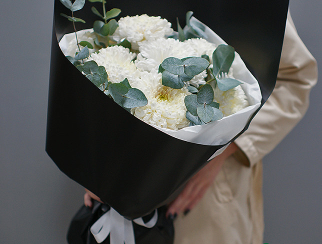 Букет из белых шаровидных хризантем Фото